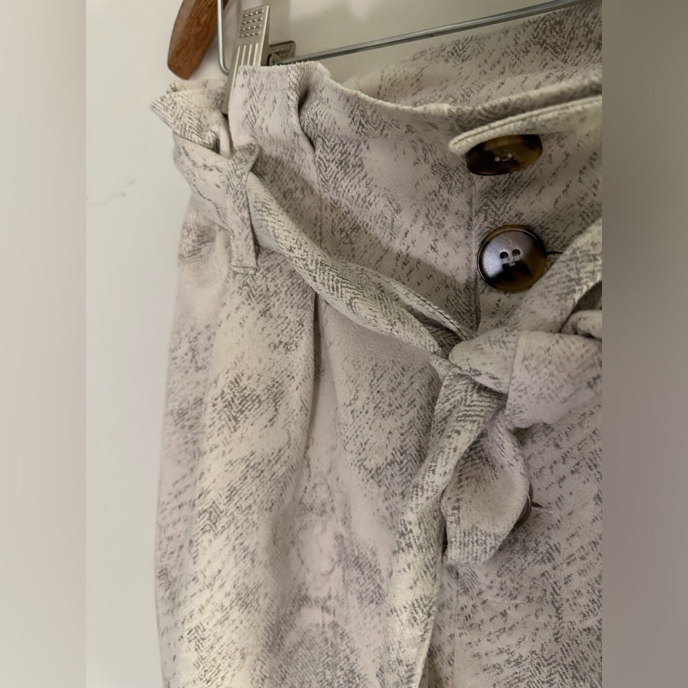 🌷Mini Skirt🌷 - Picture 2 of 2